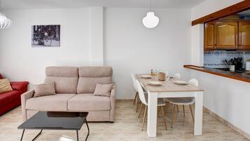 Una televisión, una chimenea