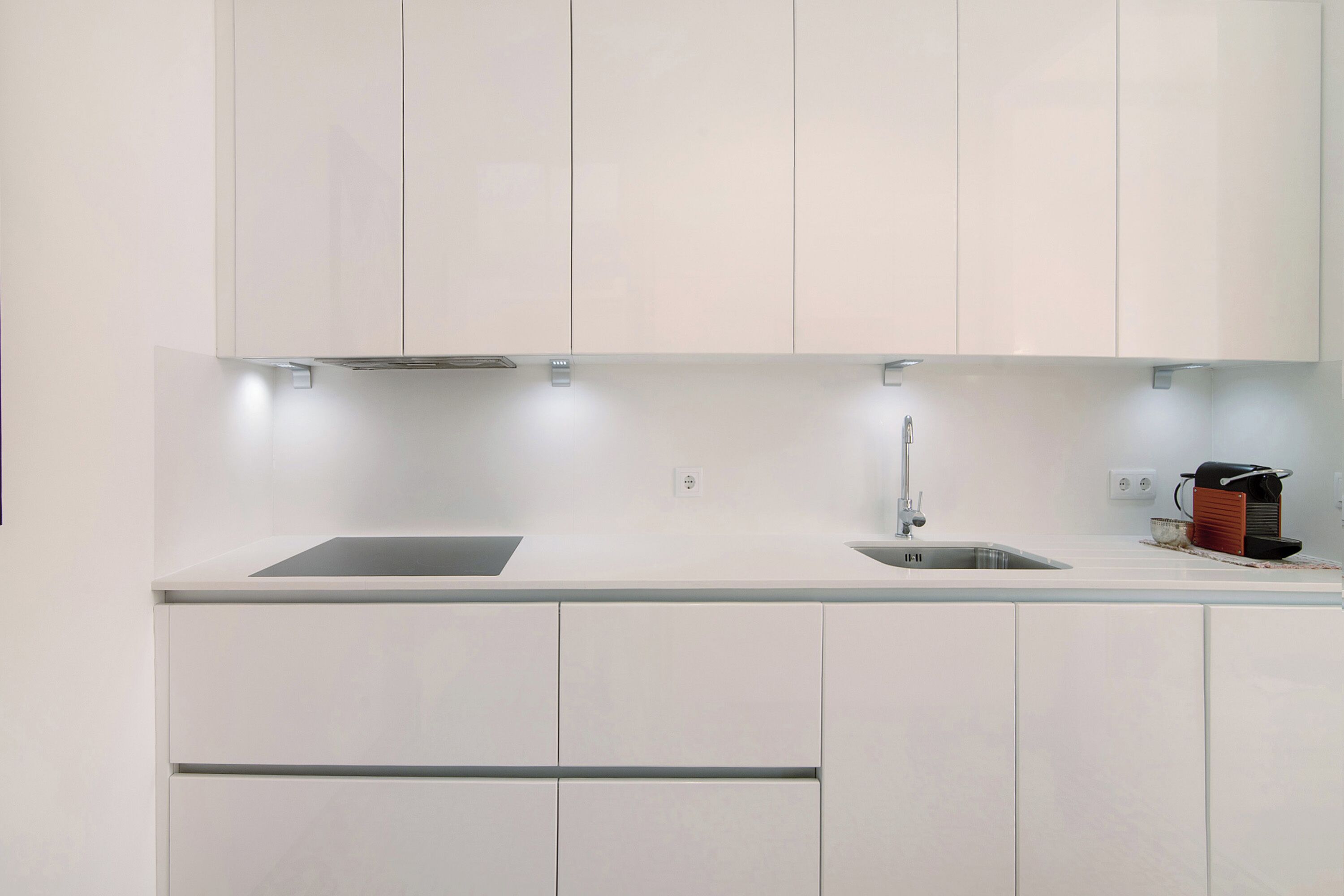 Jääkaappi, mikroaaltouuni, uuni, liesi