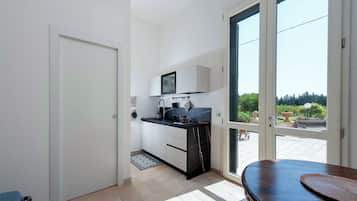 Kühlschrank, Ofen, Herdplatte, Kochgeschirr/Geschirr/Besteck