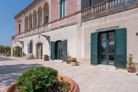 Exterior. Villa 'Minioti Double Apartament' with Shared Terrace, Wi-Fi and Air Conditioning
