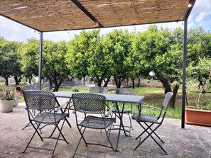 Outdoor dining - Villa 'Minioti Double Apartament' with Shared Terrace, Wi-Fi and Air Conditioning (Arnesano)