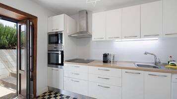 Kühlschrank, Mikrowelle, Ofen, Herdplatte