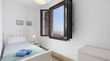 4 slaapkamers, een strijkplank/strijkijzer, gratis wifi, beddengoed