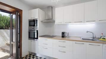 Geladeira, micro-ondas, fogão, cooktop