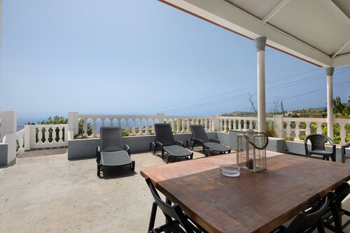 Holiday Home 'Velhoco' with Sea View, Private Terrace and Wi-Fi