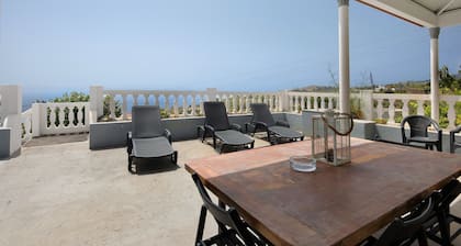 Holiday Home 'Velhoco' with Sea View, Private Terrace and Wi-Fi