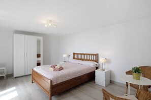 1 slaapkamer, een strijkplank/strijkijzer, gratis wifi, beddengoed