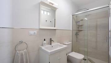 Een douche, een haardroger, handdoeken