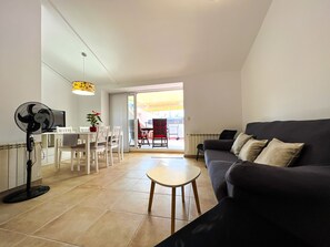 TV - Apt. 5 pax just 200 m from Blanes beach. Private terrace. Free wifi and air conditioning in the living room. Vivalidays Montserrat. (Blanes)