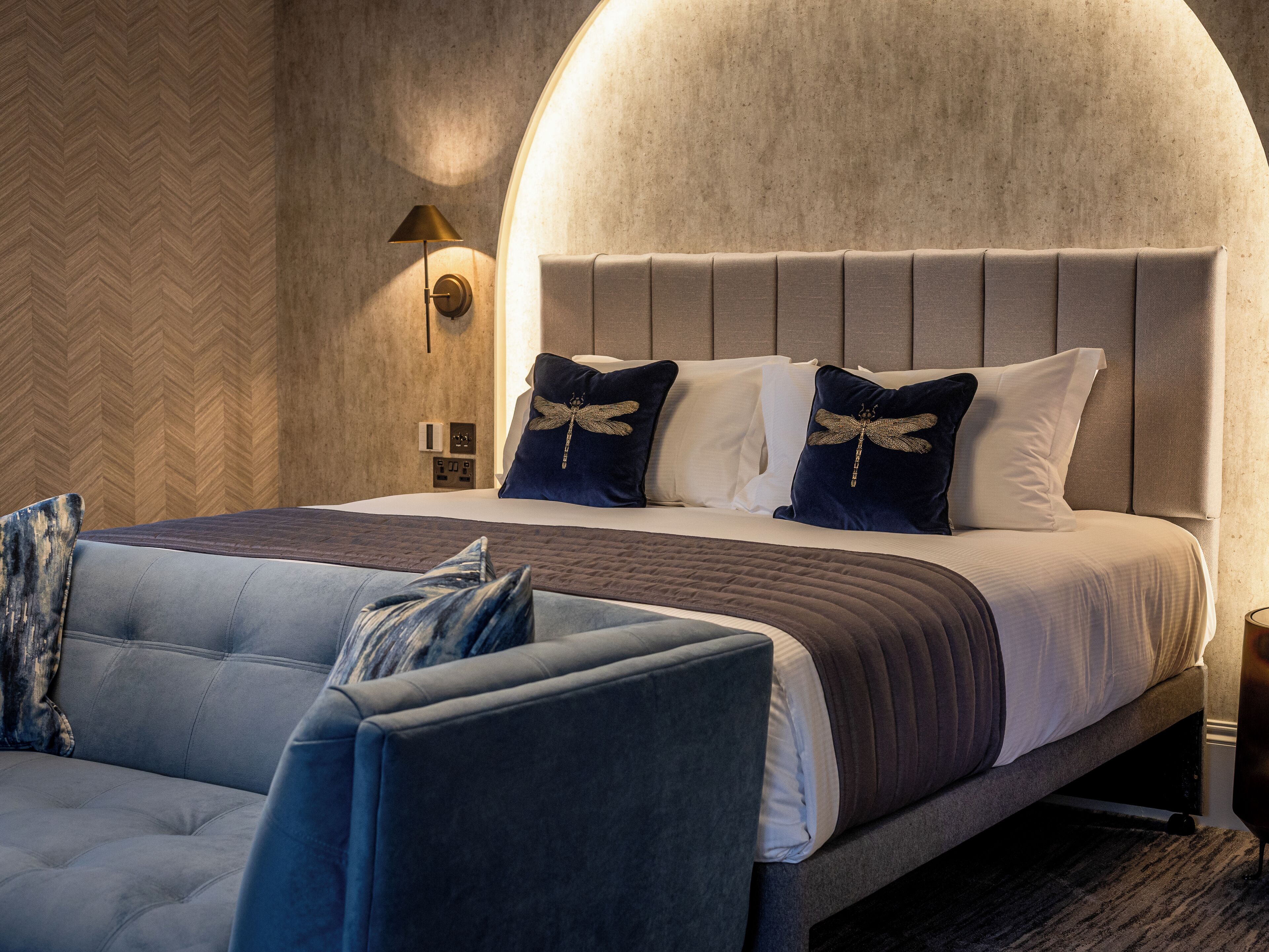 Luksus-dobbeltrom | 1 soverom, safe på rommet, skrivebord og blendingsgardiner