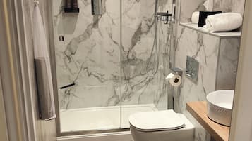 Deluxe Room | Bathroom