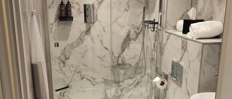 Deluxe Room | Bathroom
