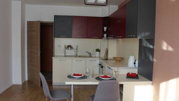Apartamento | Cozinha privada | Geladeira, micro-ondas (mediante solicitação), fogão, cafeteira/chaleira