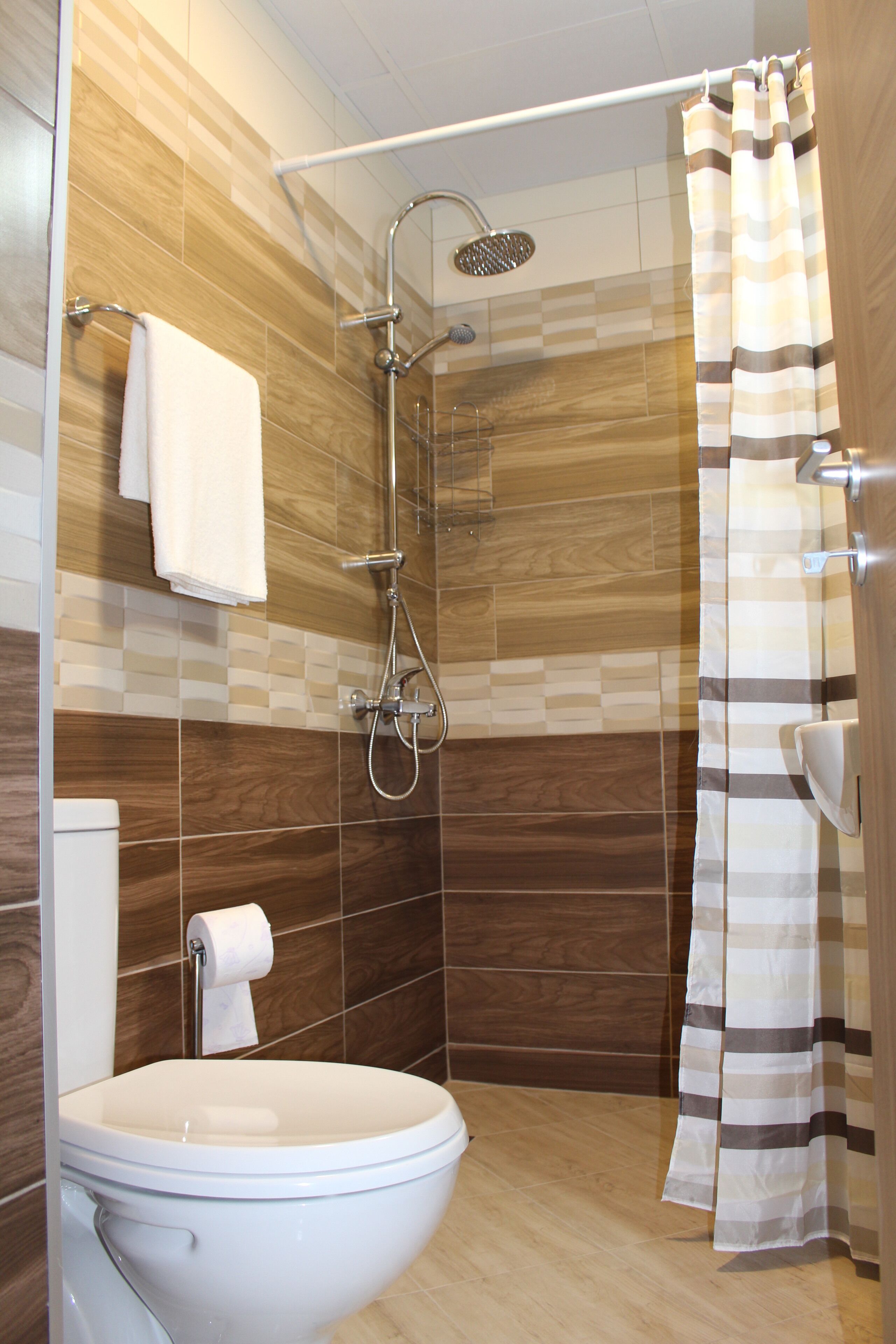 Appartement | Salle de bain | Douche, sèche-cheveux, serviettes fournies, savon