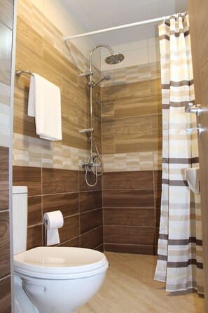 Apartment | Bathroom | Shower, hair dryer, towels, soap - HOTEL39 (Plovdiv)