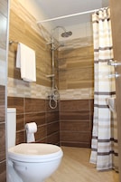 Apartment | Bathroom | Shower, hair dryer, towels, soap