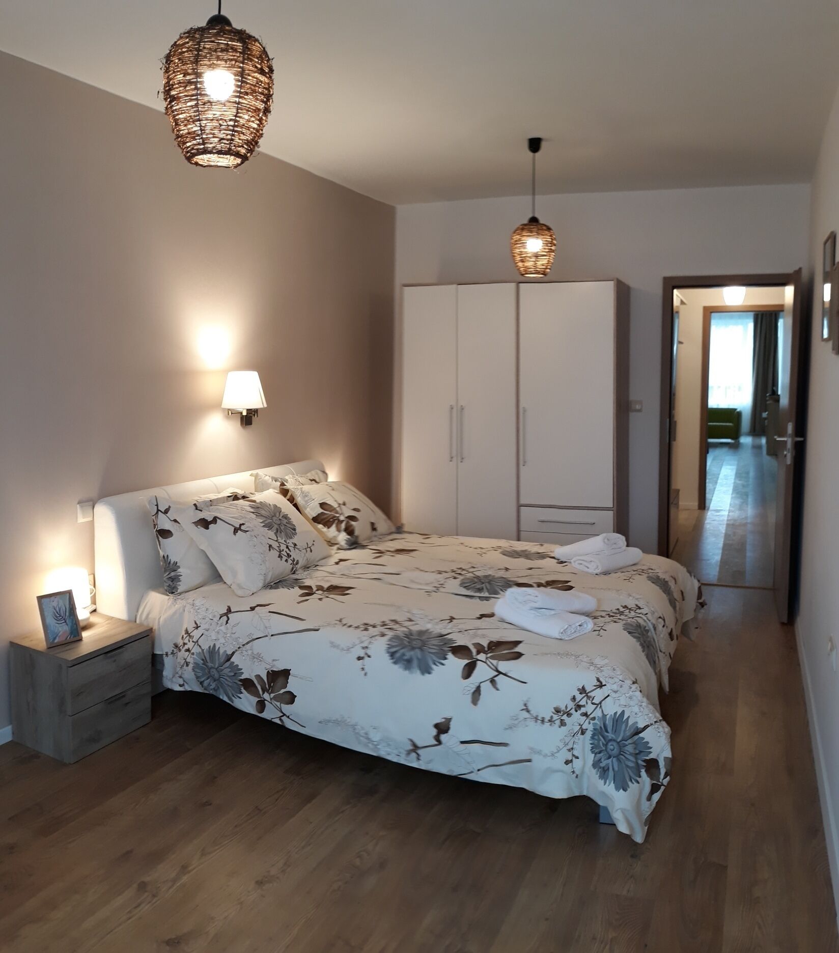 1 habitación, escritorio y espacio para trabajar con laptop 