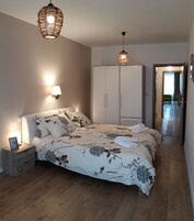 1 habitación, escritorio y espacio para trabajar con laptop 