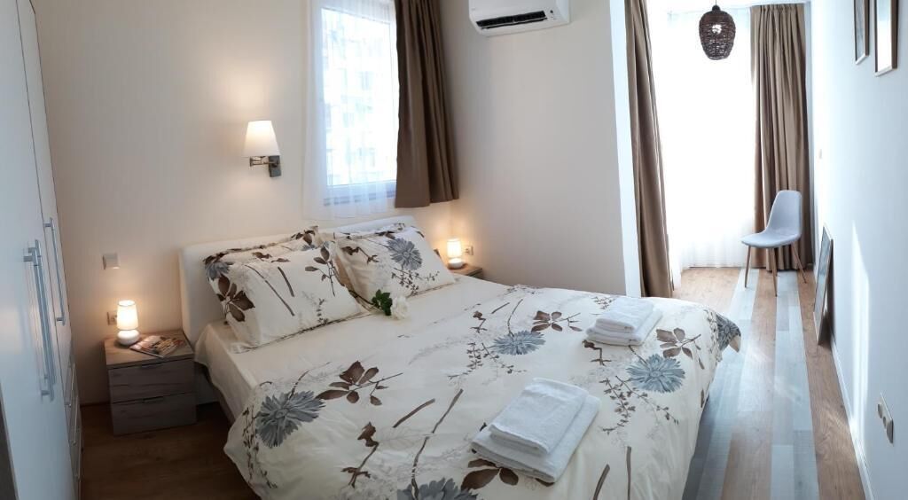 1 多间卧室、办公桌、笔记本电脑工作区、遮光窗帘