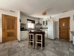 Een koelkast, een oven, een kookplaat, een vaatwasser