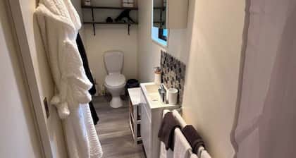 Country cottage close to airport (pet friendly)