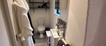 Country cottage close to airport (pet friendly)