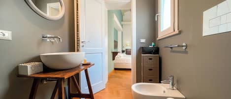Dusche, Haartrockner, Bidet, Handtücher