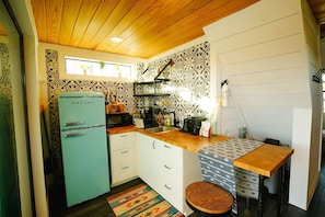 Refrigerador, microondas, parrilla de estufa y cafetera y tetera