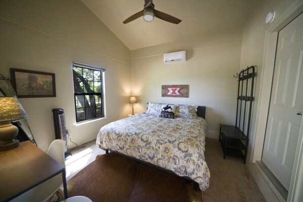 4 habitaciones, tabla de planchar con plancha, wifi y ropa de cama 