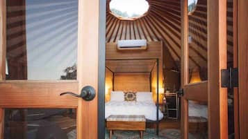 Desk, iron/ironing board, WiFi, bed sheets