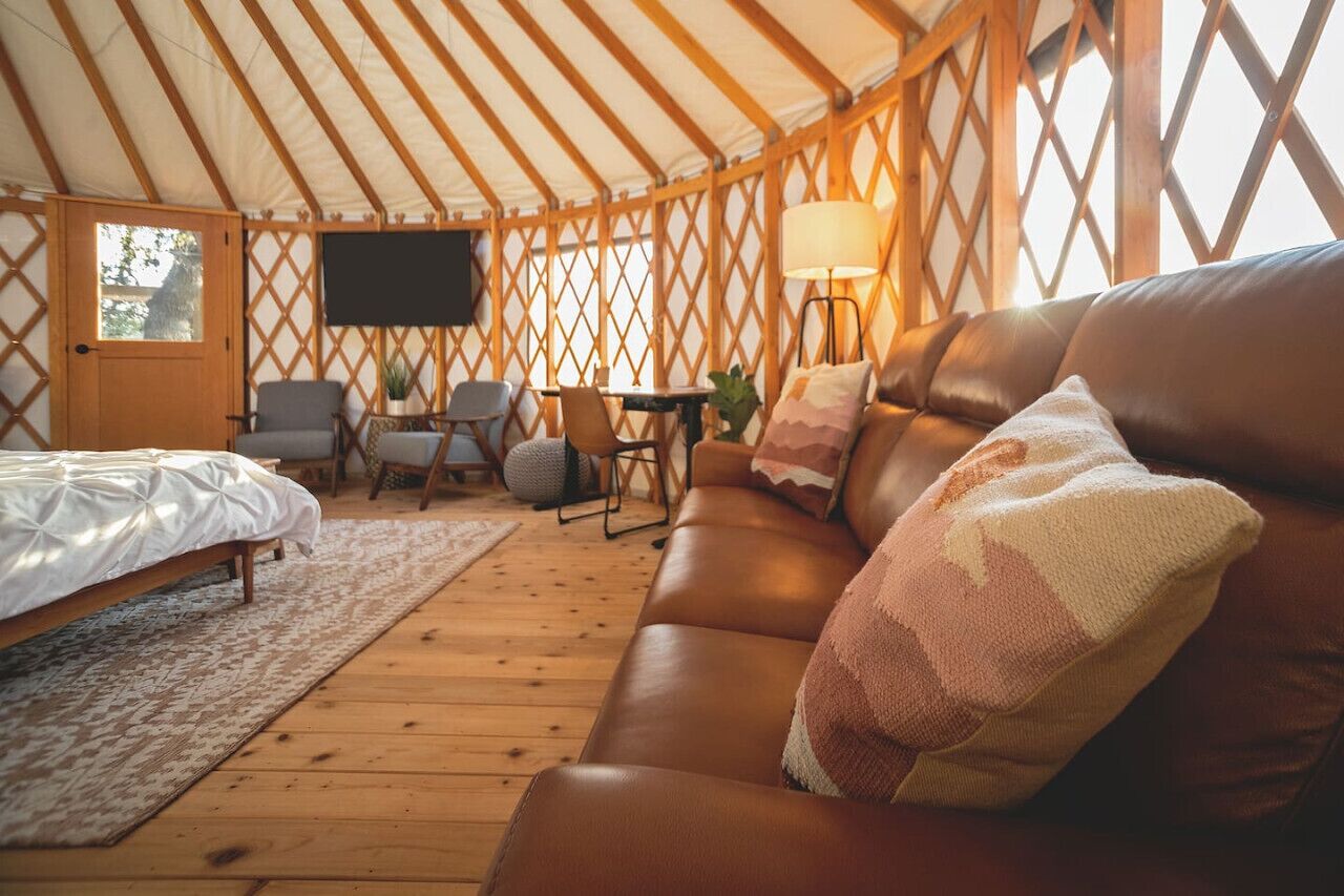 Desk, iron/ironing board, WiFi, bed sheets