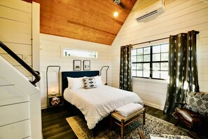 1 bedroom, desk, iron/ironing board, WiFi