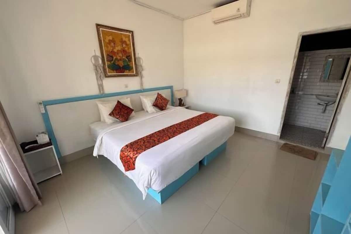 Egyptian cotton sheets, premium bedding, minibar, in-room safe