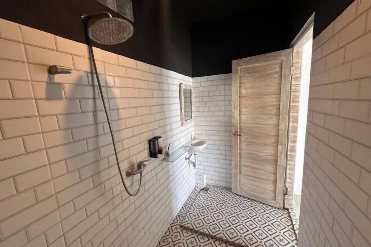 Shower, rainfall showerhead, free toiletries, hair dryer