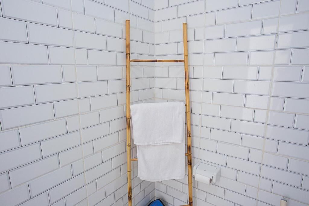 Dusj, regndusjhode, toalettartikler (inkludert) og hårføner