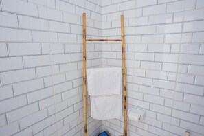 Shower, rainfall showerhead, free toiletries, hair dryer