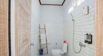 Chuveiro, chuveiro com efeito de chuva, produtos de toalete grátis 