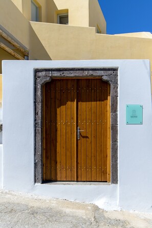 Exterior detail - Villa Vesta, Geminos Complex Villas (Thira - Santorini)