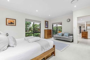 4 bedrooms, iron/ironing board, Internet, bed sheets