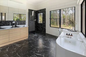 Bathtub, hair dryer, towels, shampoo - The Noosa Ranch - Where Nature meets Luxury (Tinbeerwah)