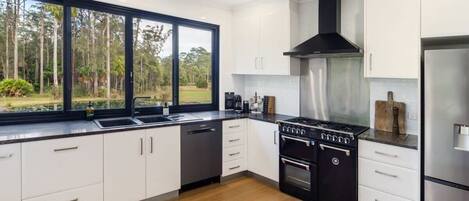 Refrigerador, microondas, horno y parrilla de estufa