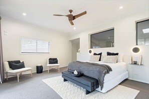 6 habitaciones, escritorio y tabla de planchar con plancha 