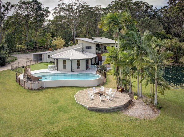 A modern house with a swimming pool, a covered patio, and a fenced backyard. - The Noosa Ranch - Where Nature meets Luxury (Tinbeerwah)