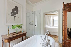 Bathtub, hair dryer, towels - Gorgeous 1 Bed Garden Flat, Kensal (London)