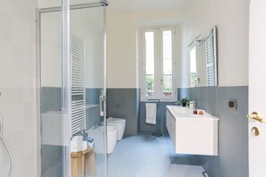 Kombination af bruser/badekar, bidet