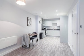 Fridge, microwave, oven, stovetop - Contemporary 1 Bedroom Liverpool Apartment (Liverpool)