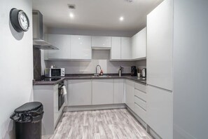 Fridge, microwave, oven, stovetop - Contemporary 1 Bedroom Apartment in Liverpool (Liverpool)