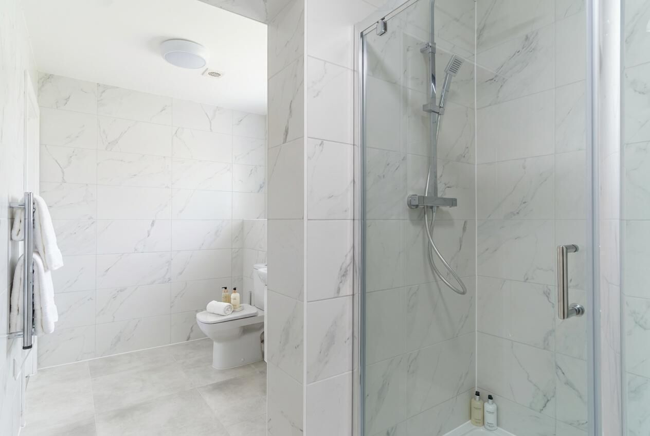 Dusj, hårføner og håndklær