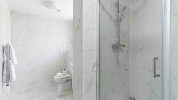 Dusj, hårføner og håndklær