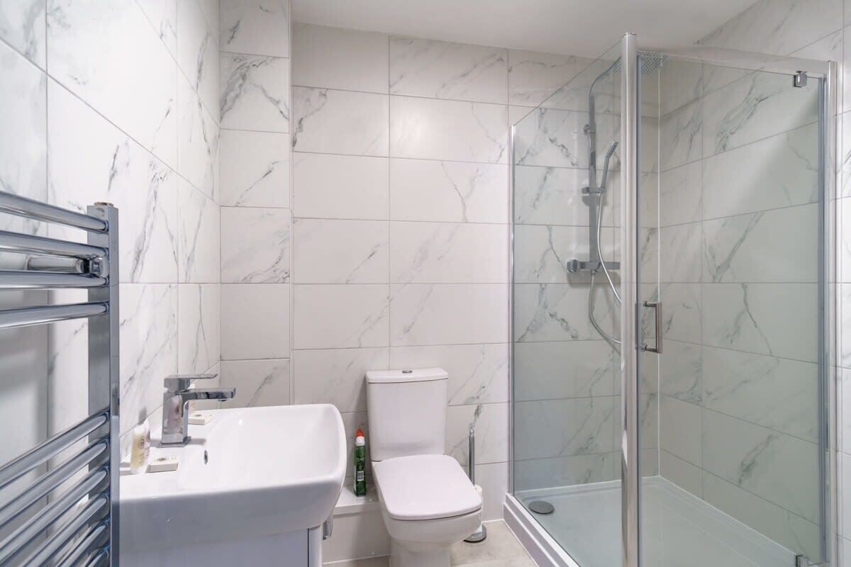 Dusj, hårføner og håndklær